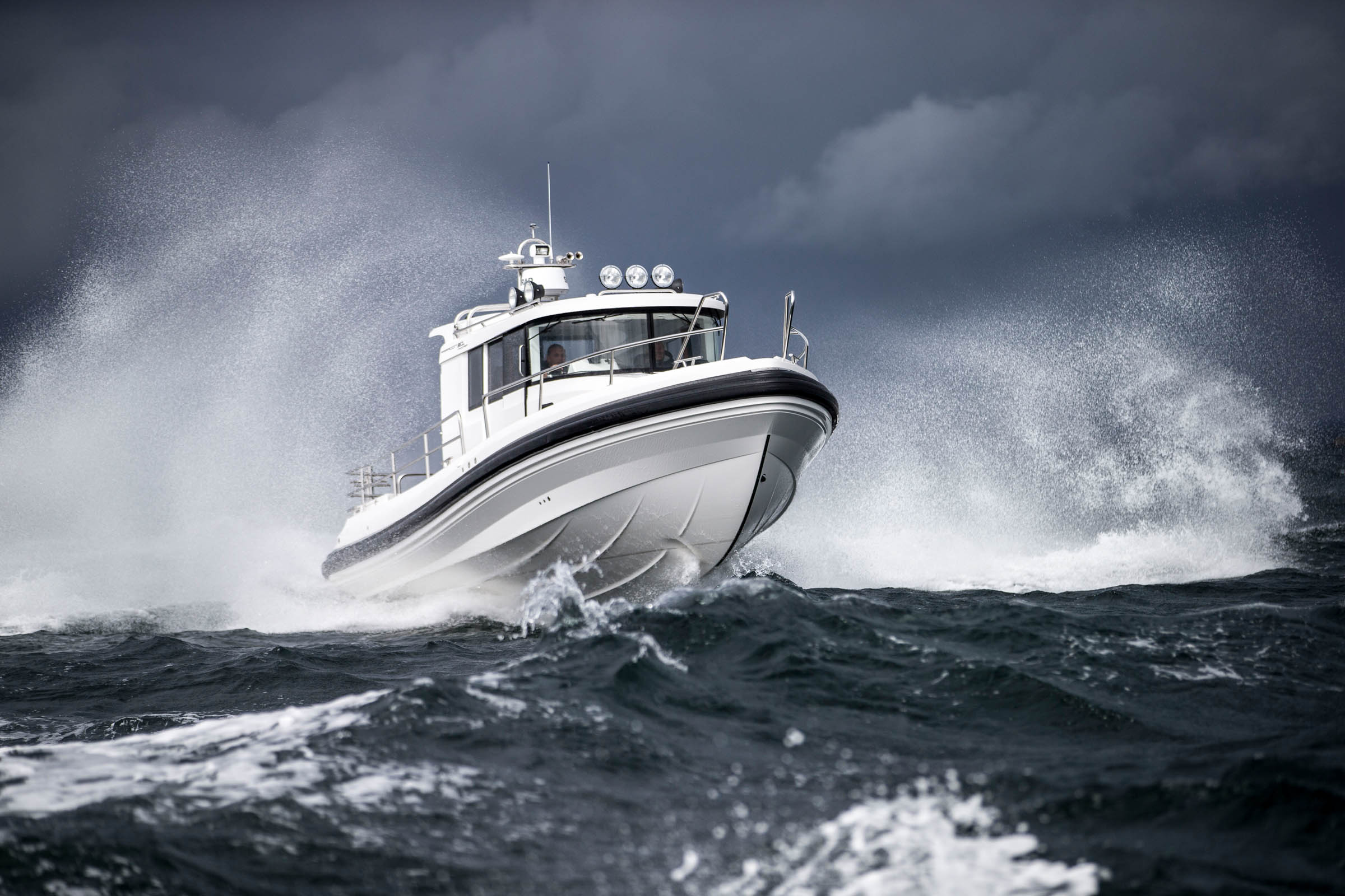Paragon 31 Cabin is driving on the sea with waves